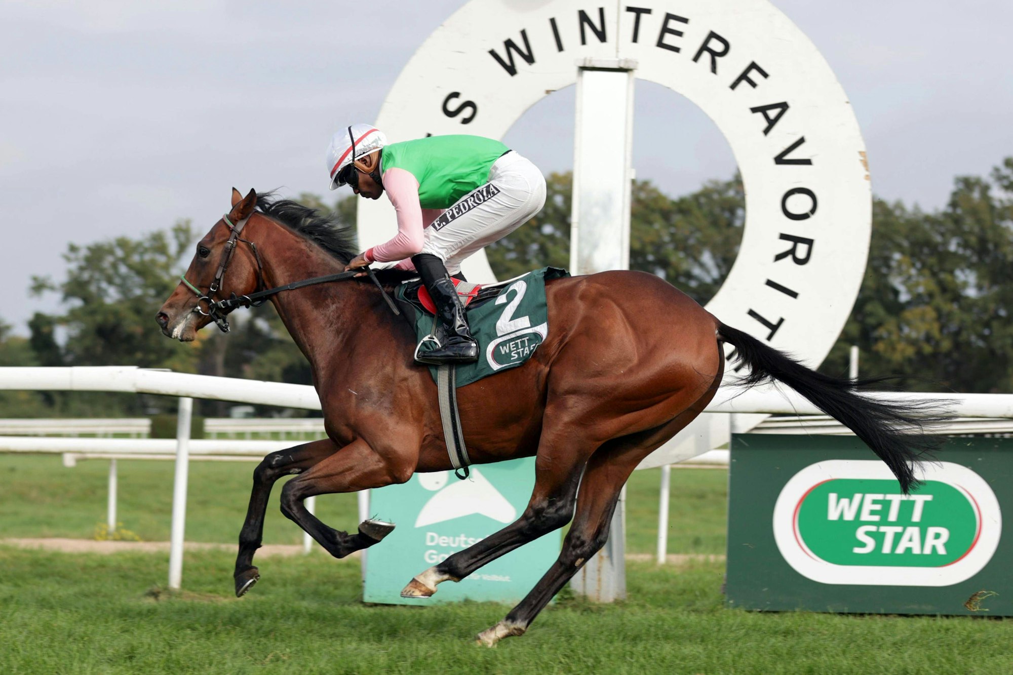 Gostam mit Eduardo Pedroza auf der Galopprennbahn in Köln-Weidenesch.