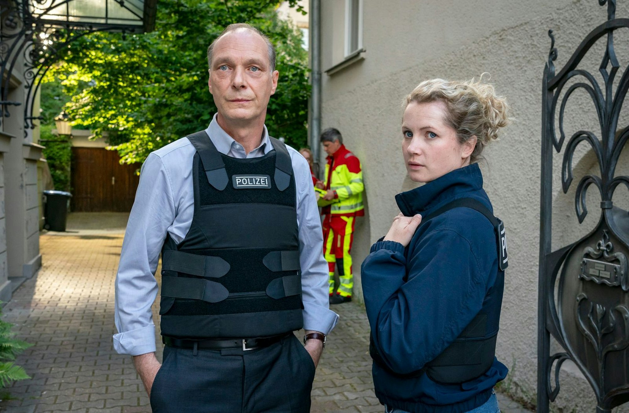 Im neuen „Tatort: Siebenschläfer“ aus Dresden ermitteln Leonie Winkler (Cornelia Gröschel) und Peter Michael Schnabel (Martin Brambach) zu zweit. Karin Gorniak (Karin Hanczeswski) hatte mit der letzten Episode im Februar 2025 das Format verlassen. (Bild: MDR/MadeFor Film/Steffen Junghans)