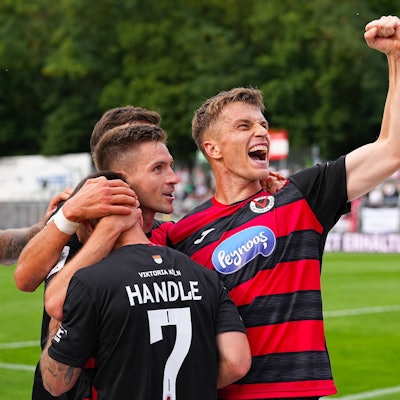 03.08.2025, xydrx, Fußball, 3.Liga, Viktoria Köln - FC Schweinfurt 05, Saison 2025 2026, Sportpark Höhenberg: Torjubel nach dem Tor zum 2:0 für Viktoria Köln durch Torschütze Simon Handle Viktoria Köln 7 zusammen mit David Otto Viktoria Köln 10 DFB regulations prohibit any use of photographs as image sequences and or quasi-video. Nordrhein-Westfahlen Deutschland *** 03 08 2025, xydrx, Fußball, 3 Liga, Viktoria Köln FC Schweinfurt 05, Saison 2025 2026, Sportpark Höhenberg Torjubel nach dem Tor zum 2 0 für Viktoria Köln durch Torschütze Simon Handle Viktoria Köln 7 zusammen mit David Otto Viktoria Köln 10 DFB regulations prohibit any use of photographs as image sequences and or quasi video Nordrhein Westfahlen Deutschland