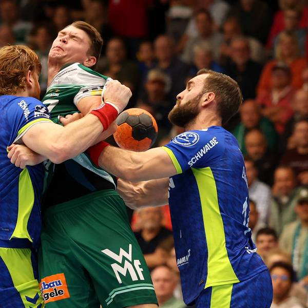 Der Göppinger Handballer ist eingeklemmt in der VfL-Abwehr.