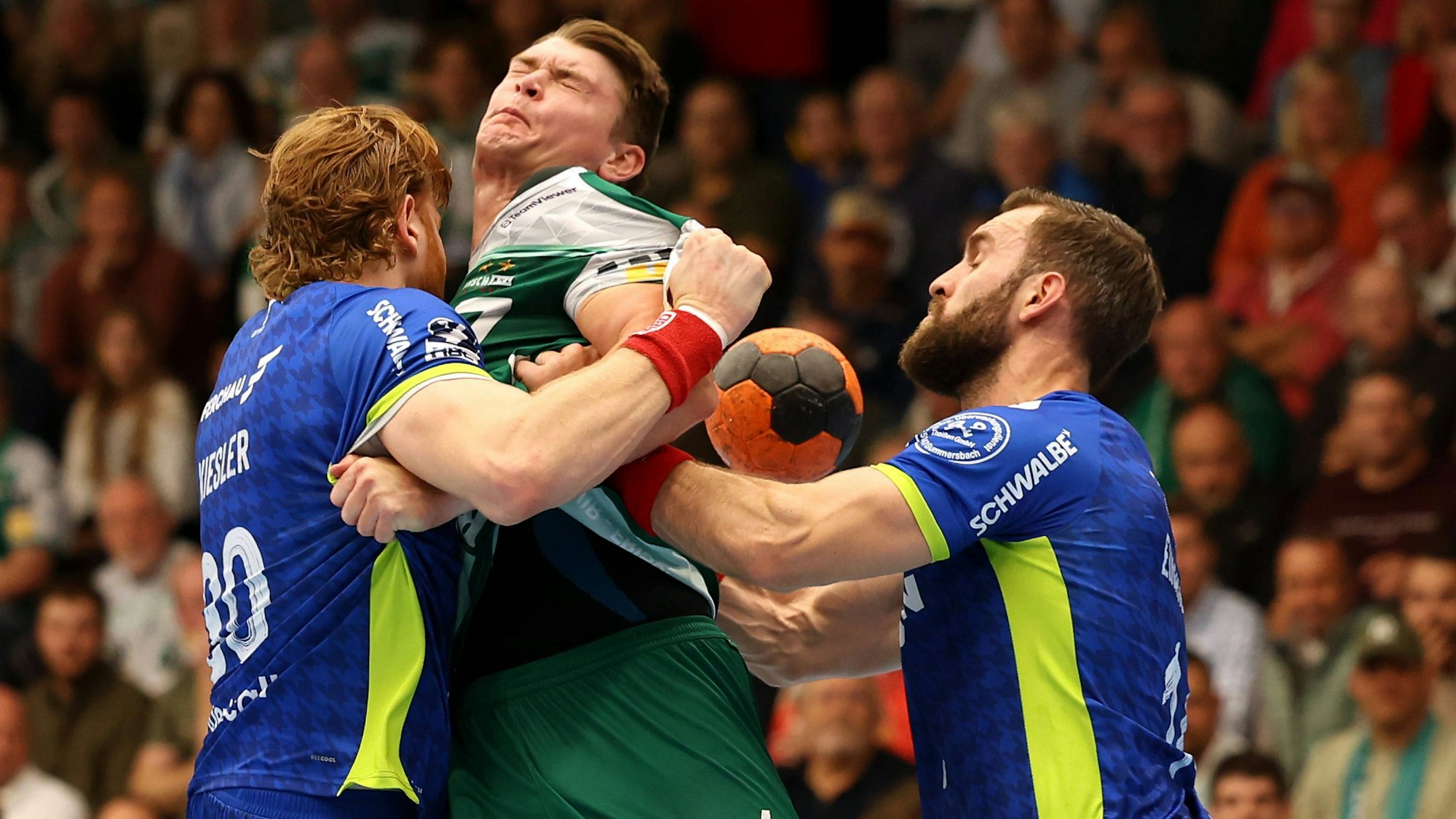 Der Göppinger Handballer ist eingeklemmt in der VfL-Abwehr.