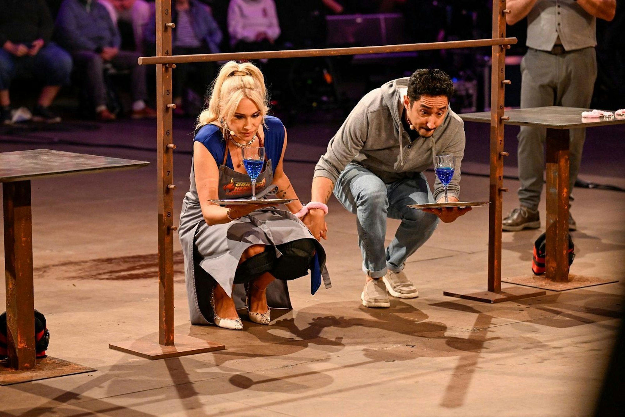 Wie gewonnen, so zerronnen. Bei der zweiten Küchen-Competition patzt Eko Fresh als „Limbo-Kellner“ und verschüttet ein Glas. Henssler gewinnt drei Punkte und geht wieder 59:57 in Führung. (Bild: RTL / Markus Hertrich)