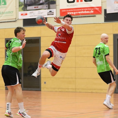 Marius Schmitz bei einem seiner energischen Sprungwürfe. Er scheint in der Luft zu laufen.