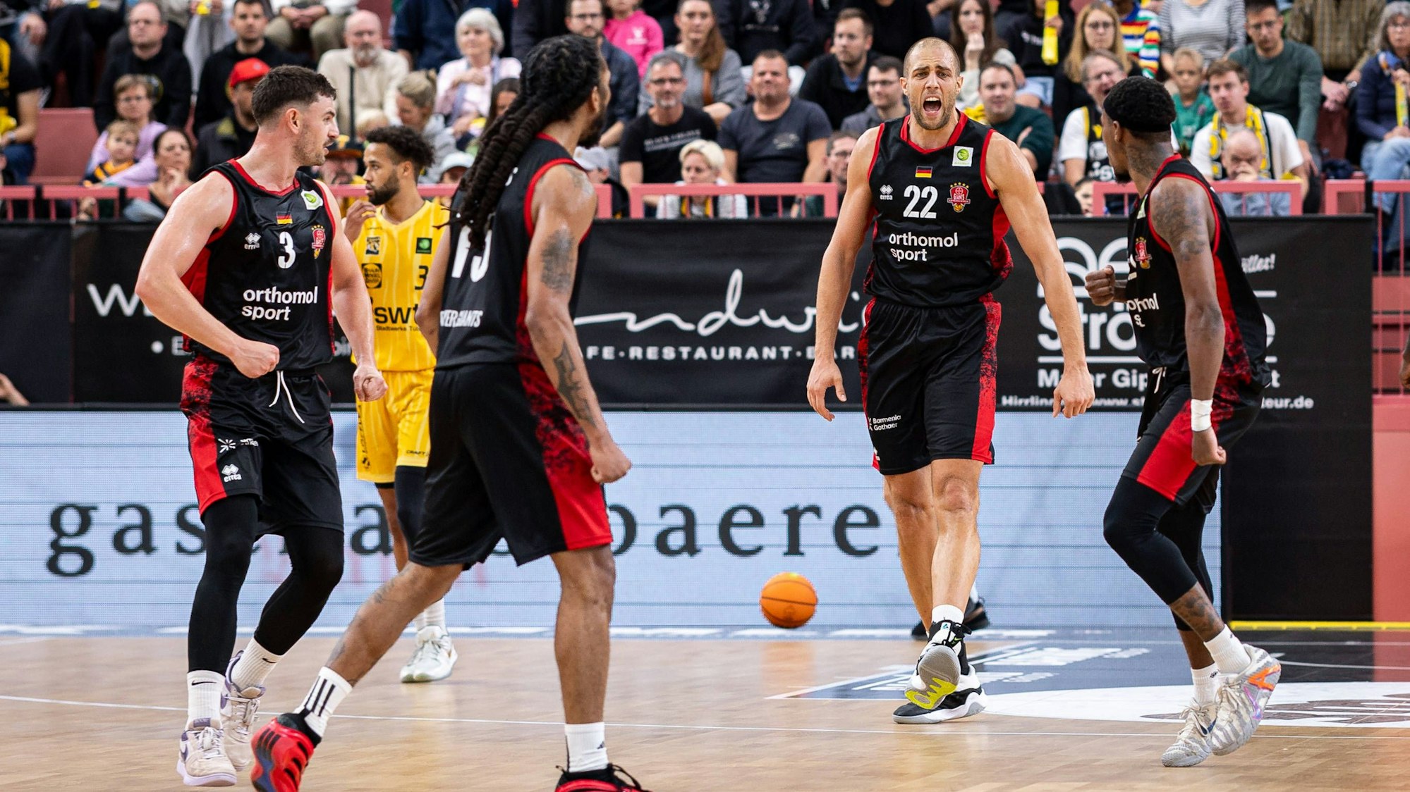 Tigers Tuebingen - Bayer Giants Leverkusen, Herren, 2. Bundesliga, Barmer 2. Basketball Bundesliga, pro A, 3. Spieltag, Spielzeit 2025/2026, 12.10.2025 Dennis Heinzmann Bayer Giants Leverkusen, 22 jubelt *** Tigers Tuebingen Bayer Giants Leverkusen, Men, 2 Bundesliga, Barmer 2 Basketball Bundesliga, pro A, 3 Spieltag, Spielzeit 2025 2026, 12 10 2025 Dennis Heinzmann Bayer Giants Leverkusen, 22 jubelt