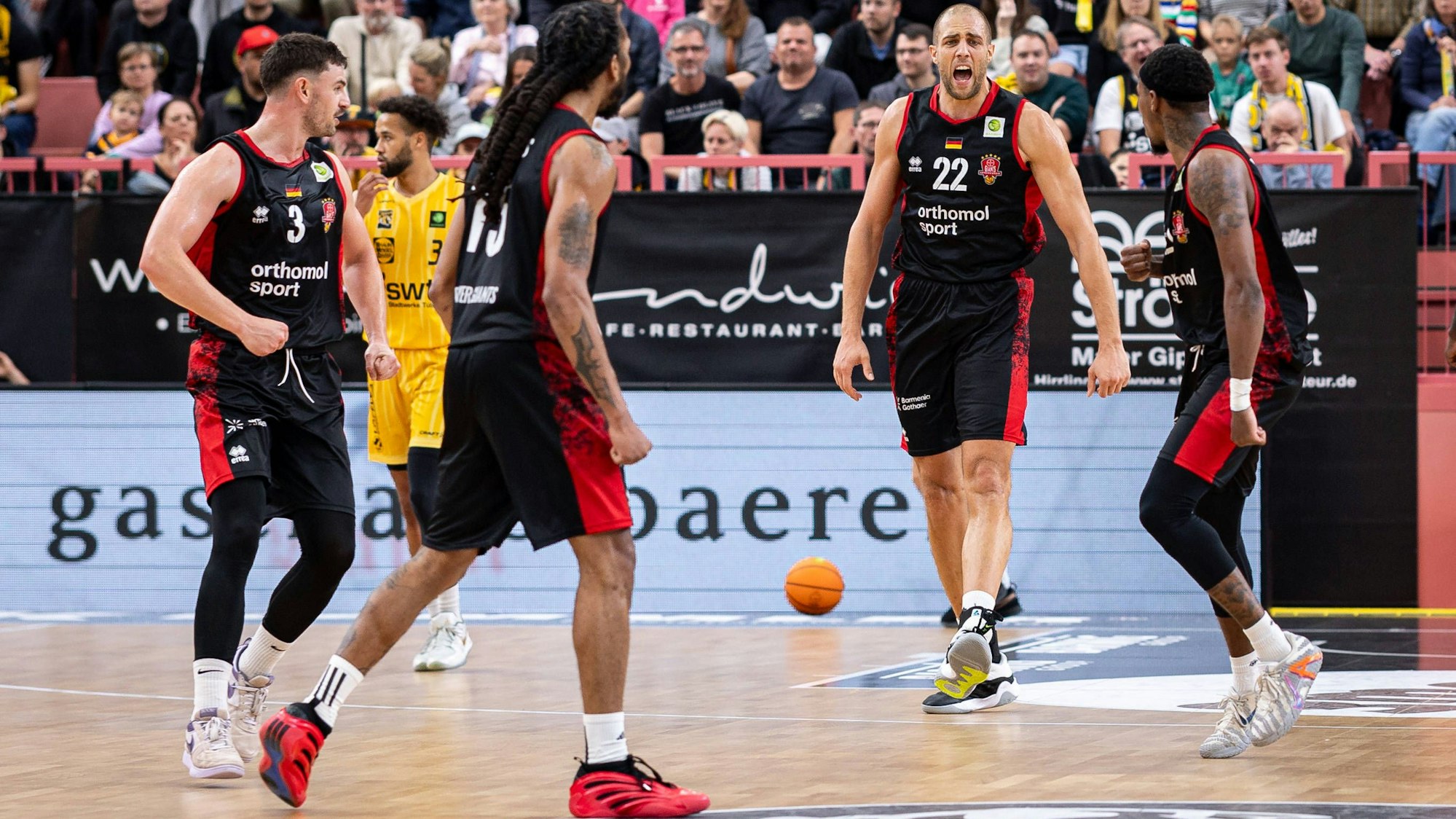 Tigers Tuebingen - Bayer Giants Leverkusen, Herren, 2. Bundesliga, Barmer 2. Basketball Bundesliga, pro A, 3. Spieltag, Spielzeit 2025/2026, 12.10.2025 Dennis Heinzmann Bayer Giants Leverkusen, 22 jubelt *** Tigers Tuebingen Bayer Giants Leverkusen, Men, 2 Bundesliga, Barmer 2 Basketball Bundesliga, pro A, 3 Spieltag, Spielzeit 2025 2026, 12 10 2025 Dennis Heinzmann Bayer Giants Leverkusen, 22 jubelt