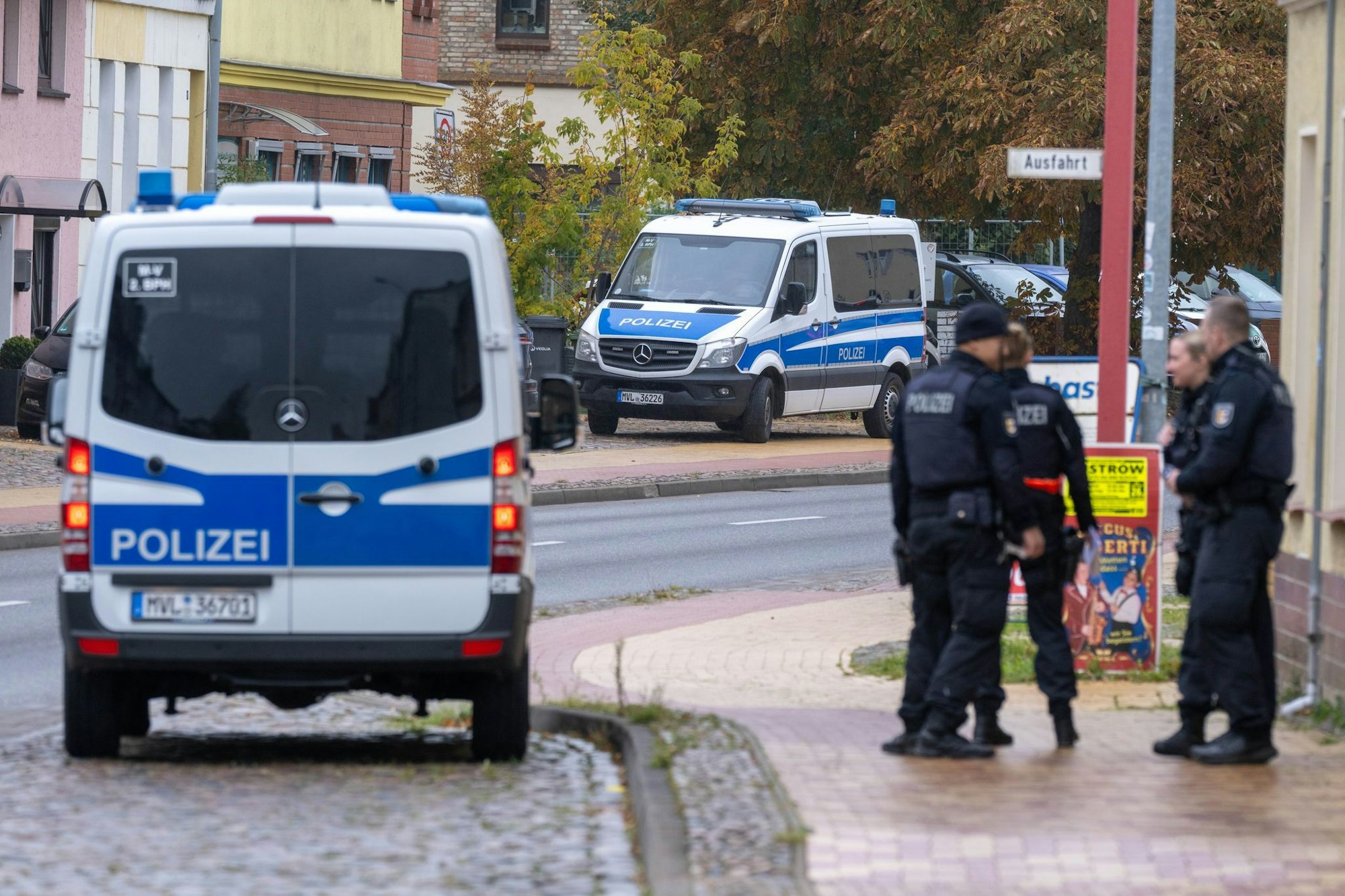 Die Beamten befragen Anwohner.