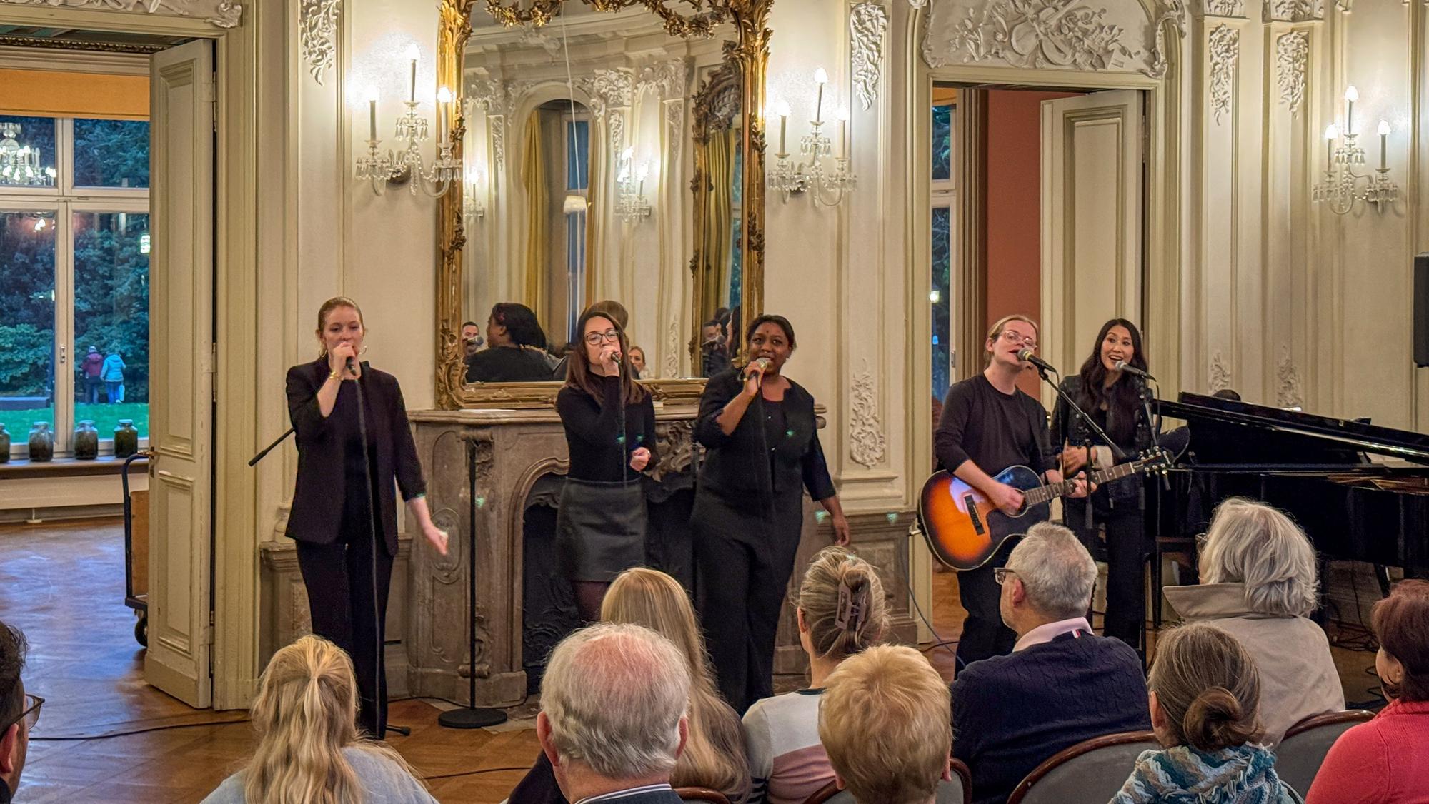 Vier Sängerinnen und ein Sänger im Spiegelsaal von Schloss Morsbroich