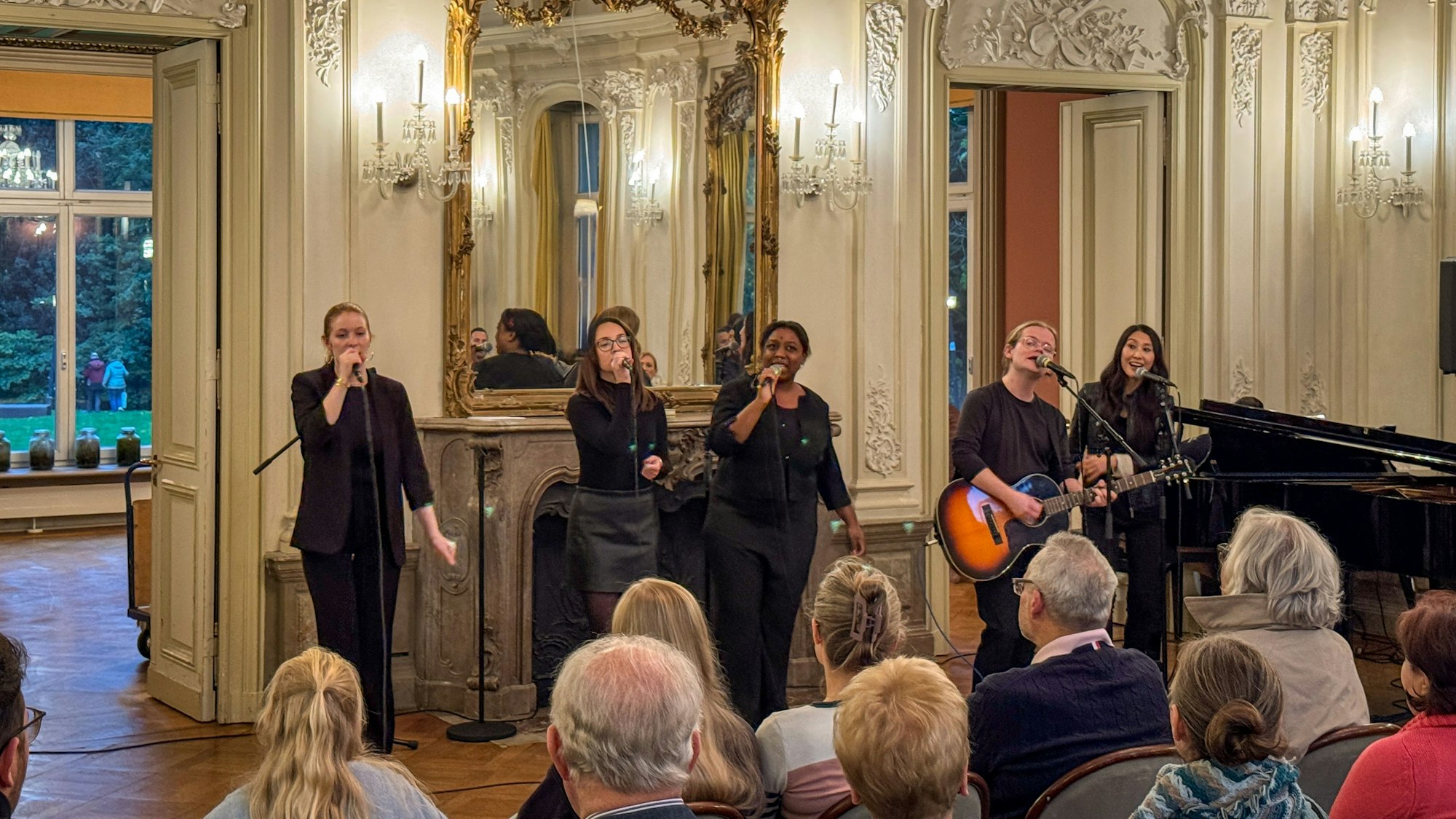 Vier Sängerinnen und ein Sänger im Spiegelsaal von Schloss Morsbroich