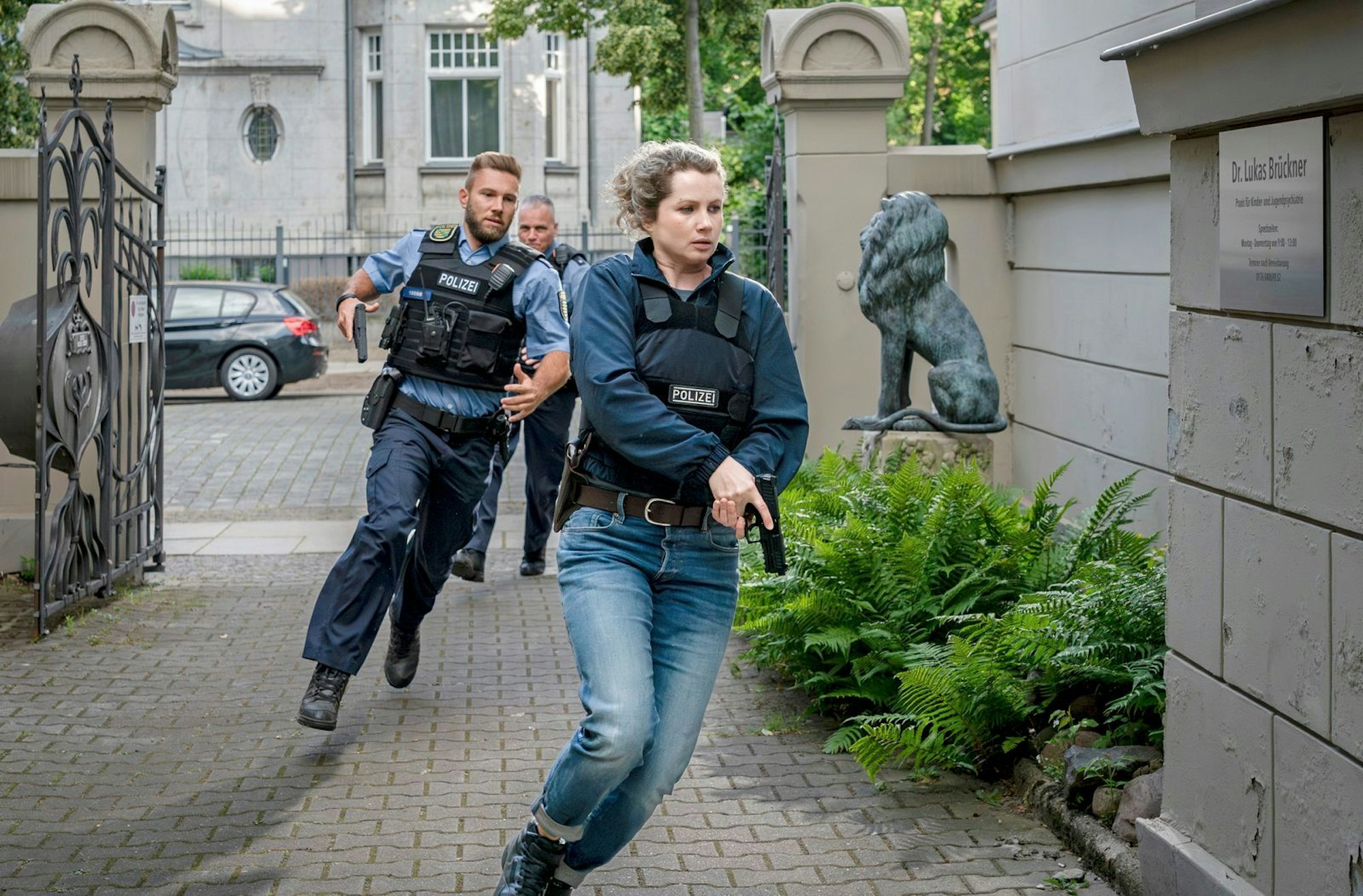 Es könnte jemand in Gefahr sein, deshalb muss Leonie Winkler (Cornelia Gröschel) mit ihren Kollegen schnell eingreifen. (Bild: MDR/MadeFor Film/Steffen Junghans)