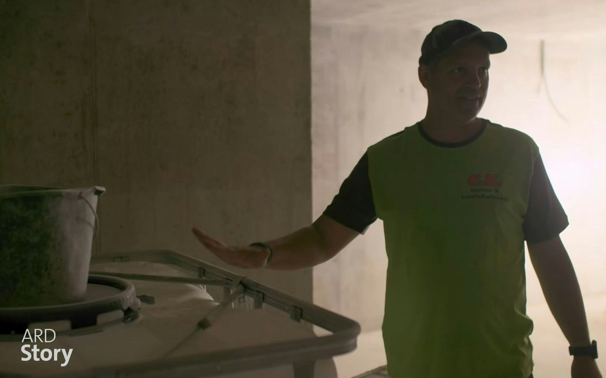 Christian Klaus präsentiert seinen 1000-Liter-Notwasserspeicher. (Bild: ARD / BR)