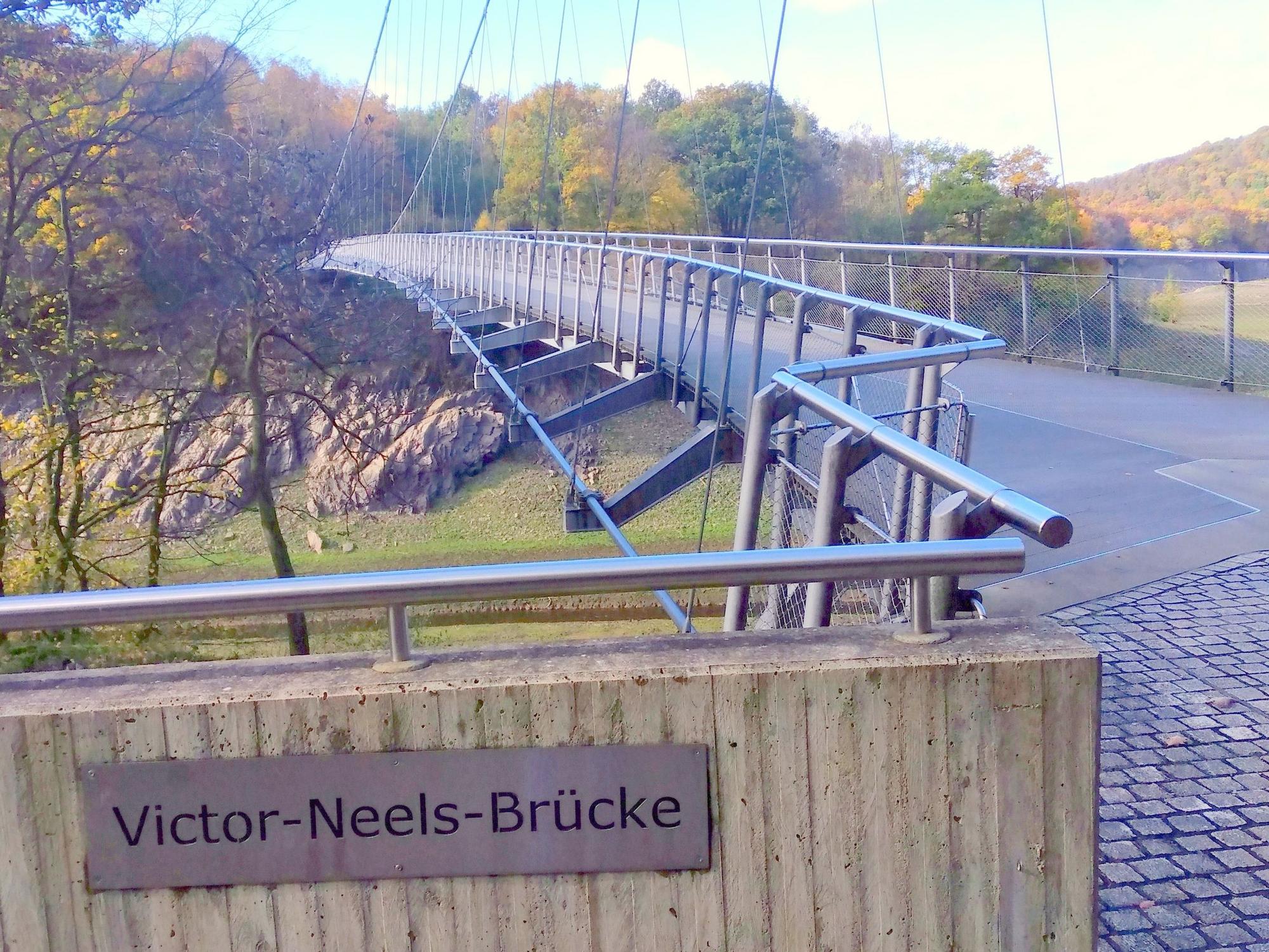 Aufnahme der nach Victor Neels benannte Fußgängerbrücke über die Urfttalsperre.