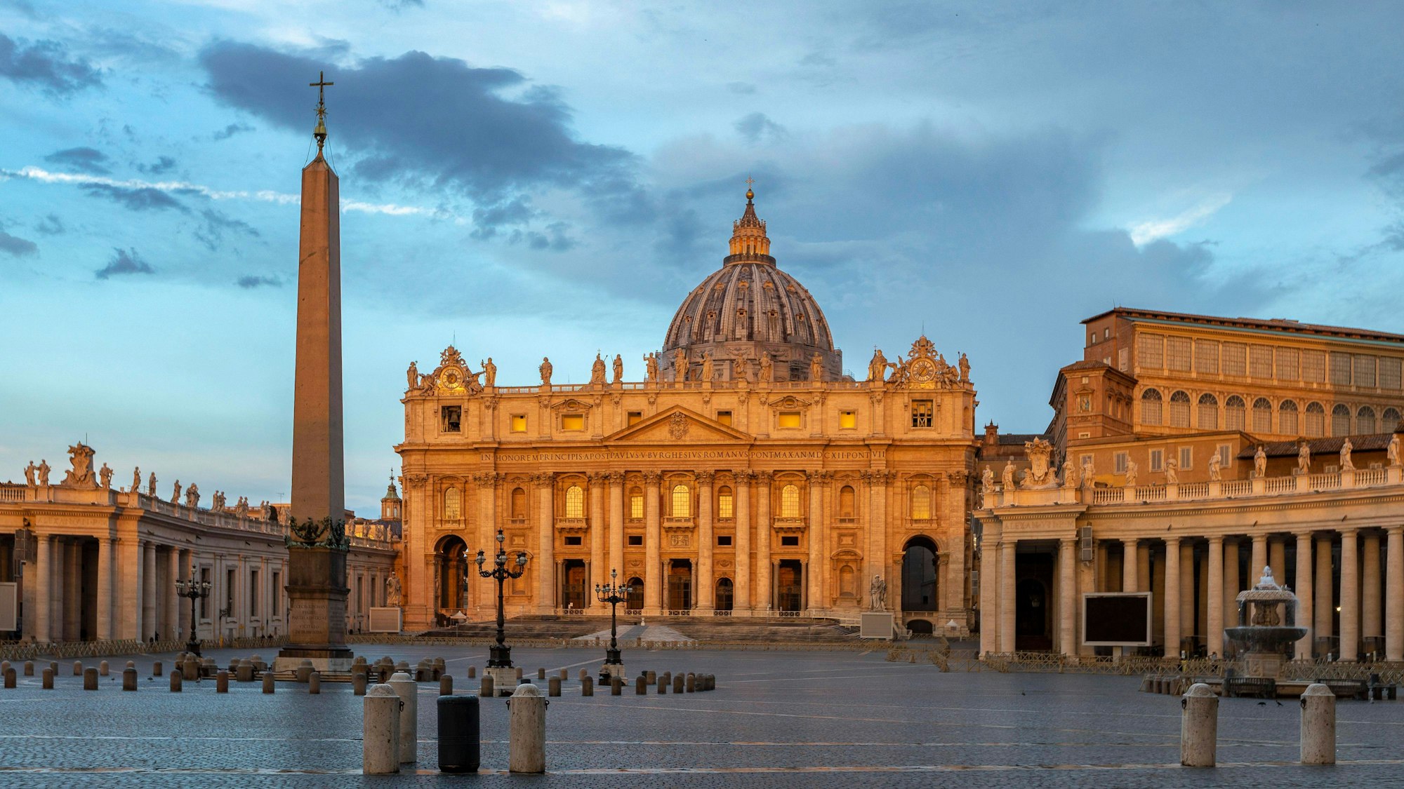 Der Petersplatz mit Petersdom in Rom.