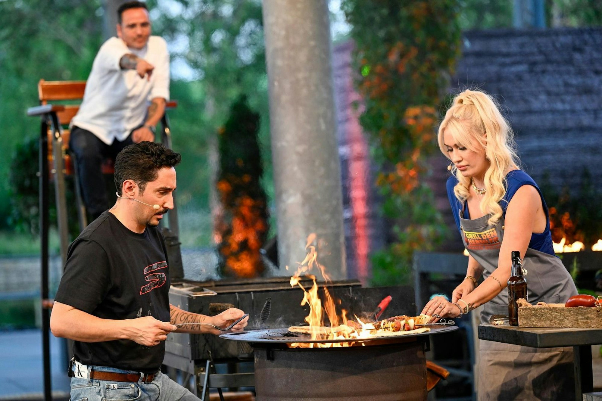 Eko Fresh und Ehefrau Sarah Bora wollen henssler mit „Sucuk-Kebab und Weißkohl-Kebab mit Pide“ foppen, sorgen aber erstmal bei ihrem Koch-Coach Hans Neuner für Verzweiflung. (Bild: RTL / Markus Hertrich)