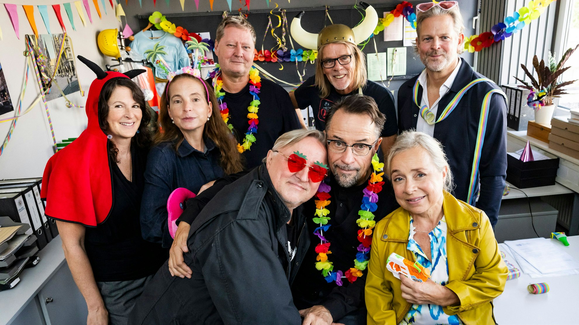 Die Stars des „Tatort: Maskerade“ aus Münster posieren in Karnevals-Outfits