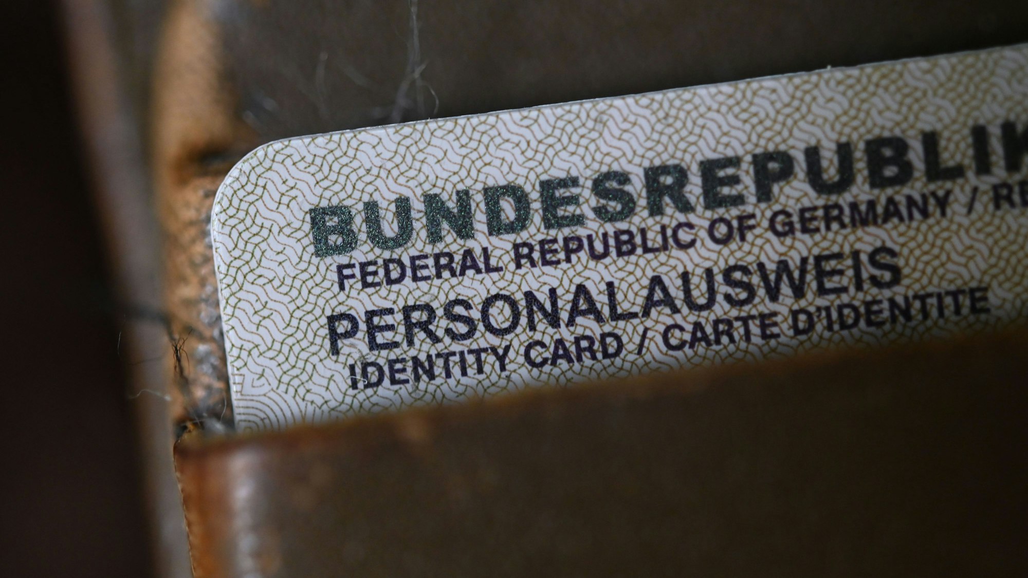 Ein Personalausweis der Bundesrepublik Deutschland steckt in einem Geldbeutel.