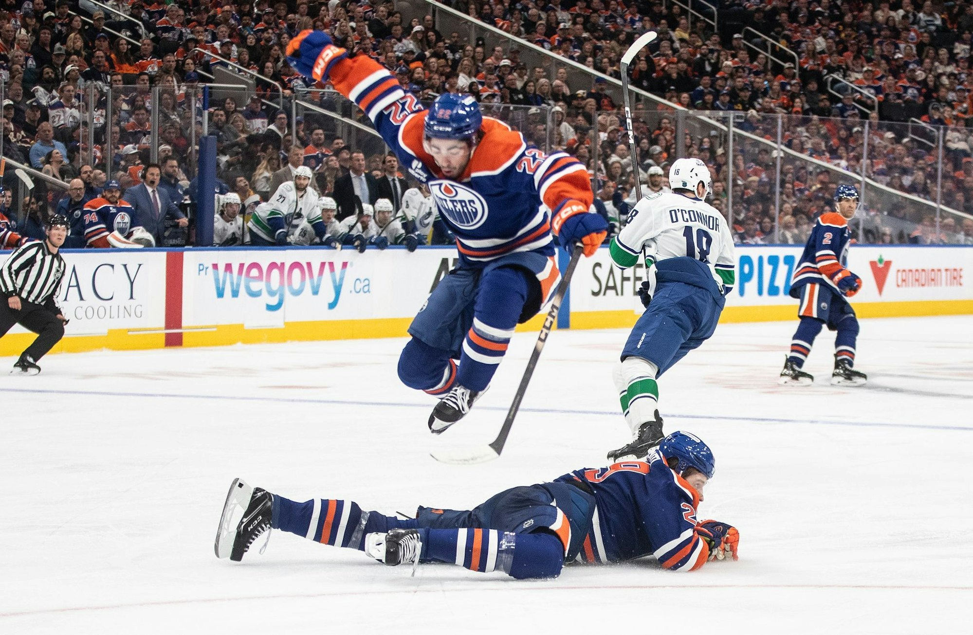 Leon Draisaitl liegt auf dem Eis, trifft aber später zum 3:1-Endstand.