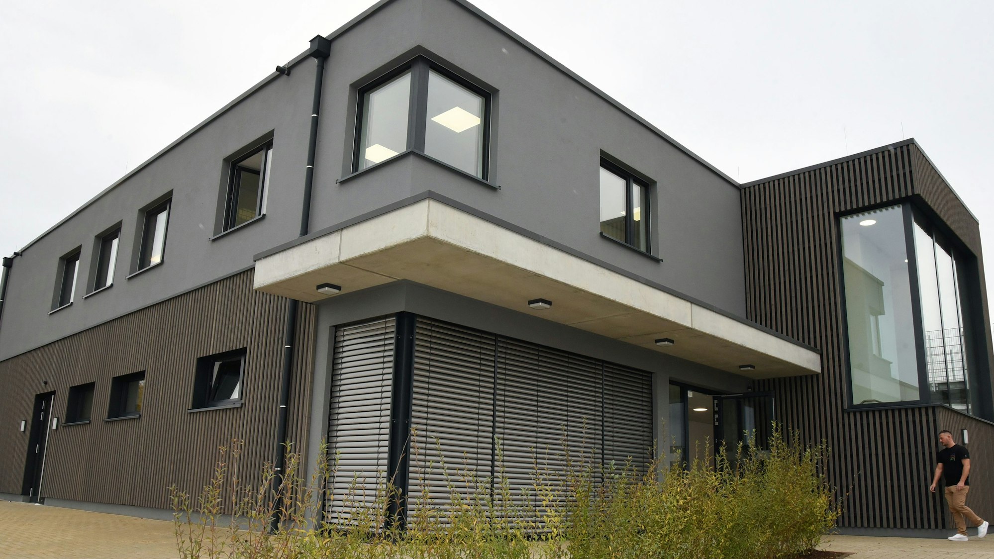 Rund 4,6 Millionen Euro haben das neue Vereinshaus des SSV Homburg-Nümbrecht und die Tribünen links und rechts davon gekostet. Drei Millionen Euro flossen aus den Förderkassen des Bundes.