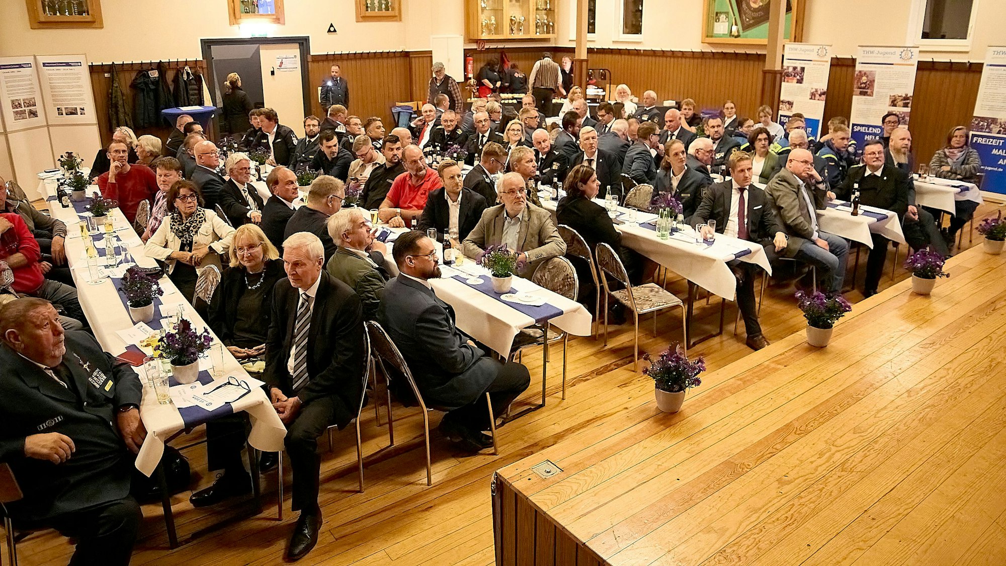 Blick auf den vollbesetzten Saal der Bürgerhalle in Oberhausen.