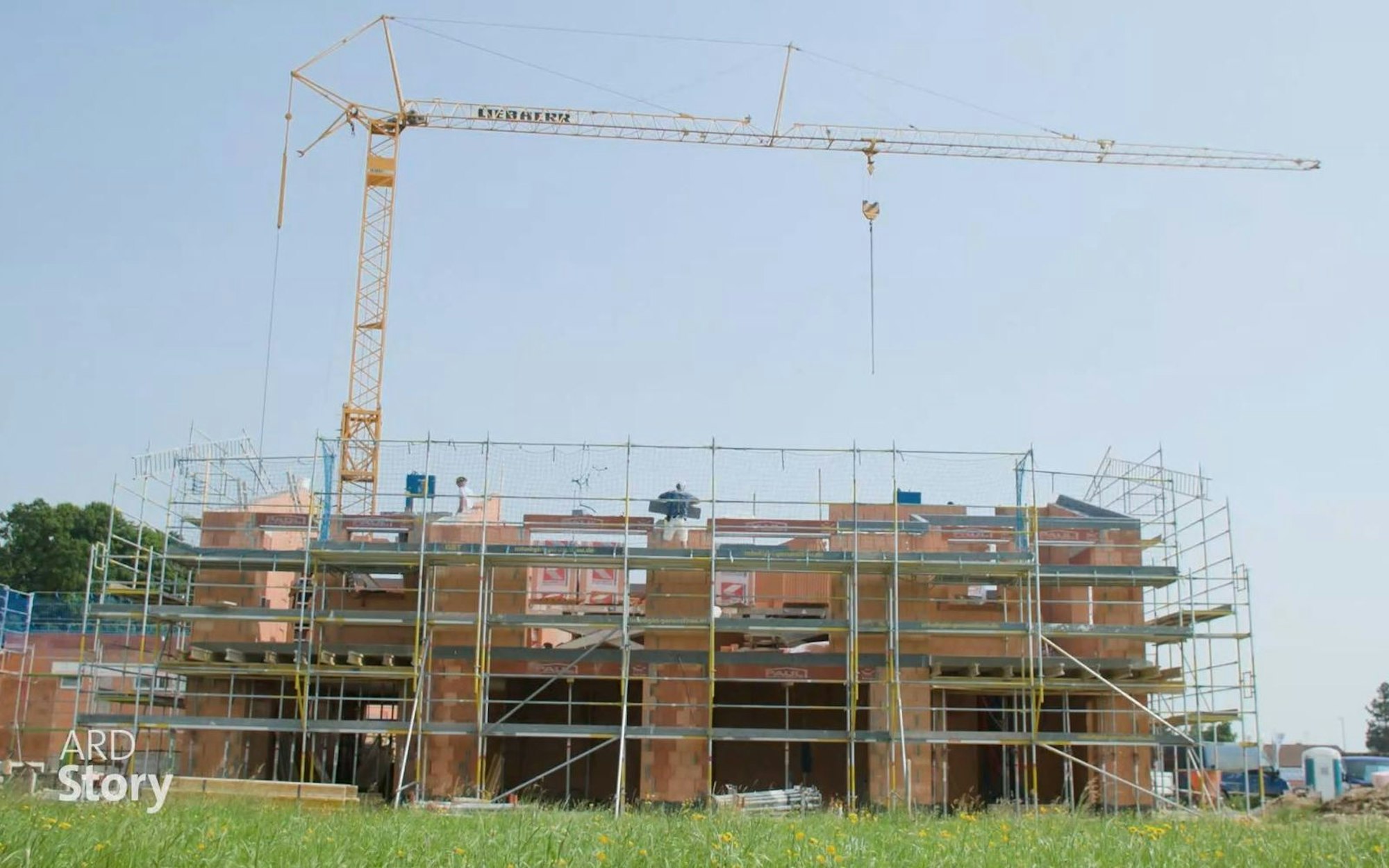 Unter dem Haus von Christian Klaus wird der atomsichere Notfall-Bunker gebaut. (Bild: ARD / BR)