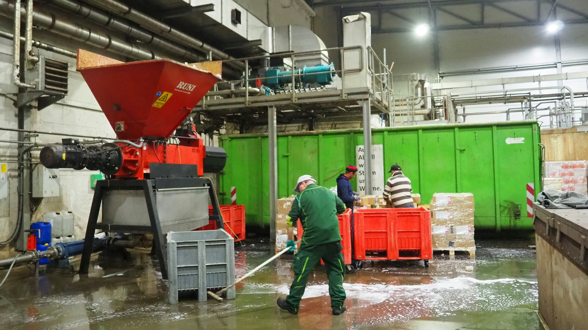 Ein Mitarbeiter putz eine Produktionshalle.