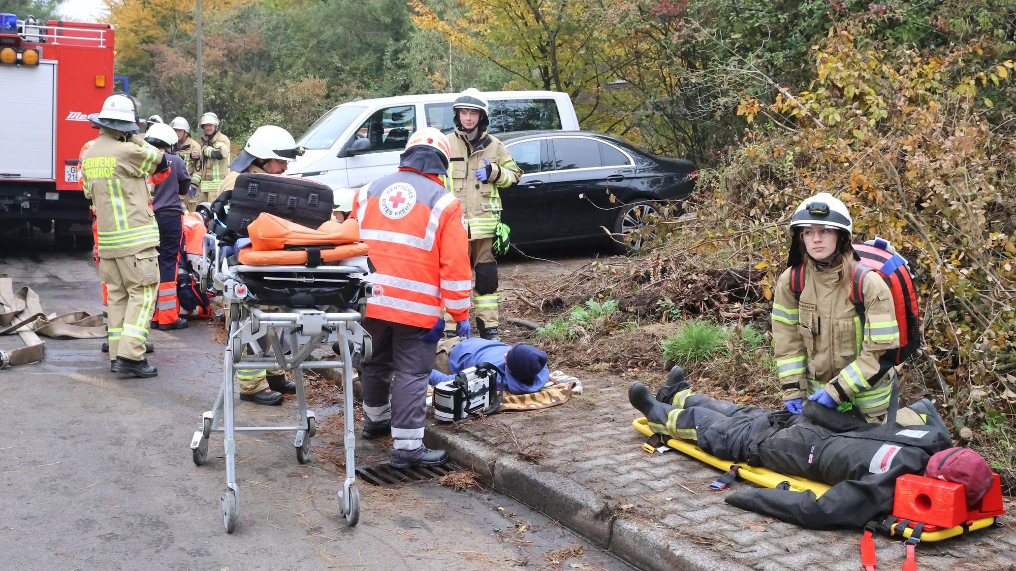 Bei der Großübung „Romerijke Berge“ in der Reichshofer Gemarkung Mohrenbach bergen Oberbergs Feuerwehr und das DRK gemeinsam fiktive Verletzte. Dort wird eben nicht nur der Ernstfall geprobt, sondern auch die Kooperation unter den Organisationen ausprobiert.