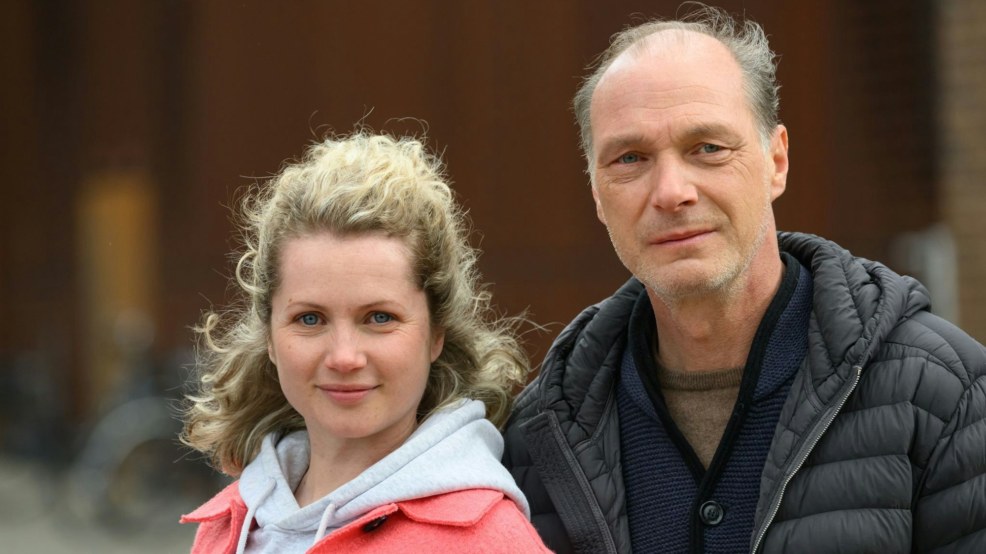 Leonie Winkler (Cornelia Gröschel) und Peter Michael Schnabel (Martin Brambach) ermitteln nach dem Abschied der Kollegin Karin Gorniak (Karin Hanczewski) im Dresdner Tatort «Siebenschläfer» alleine.