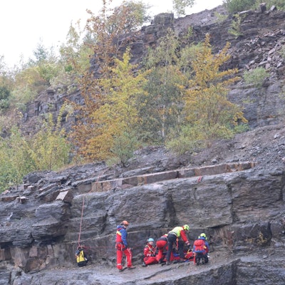 Rettungskräfte in einem Steinbruch.