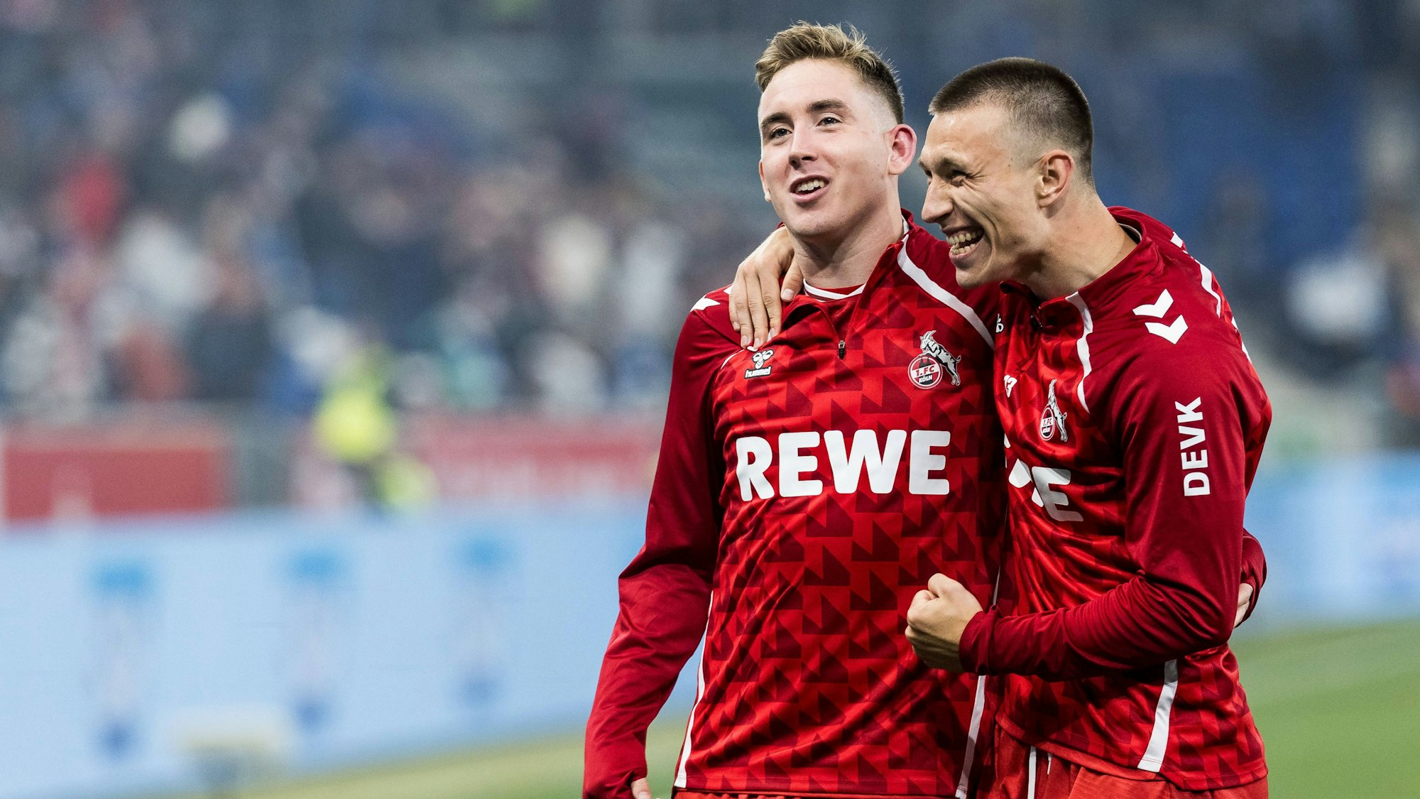 Kristoffer Lund (r.) und Isak Johannesson freuen sich gemeinsam über einen Sieg.