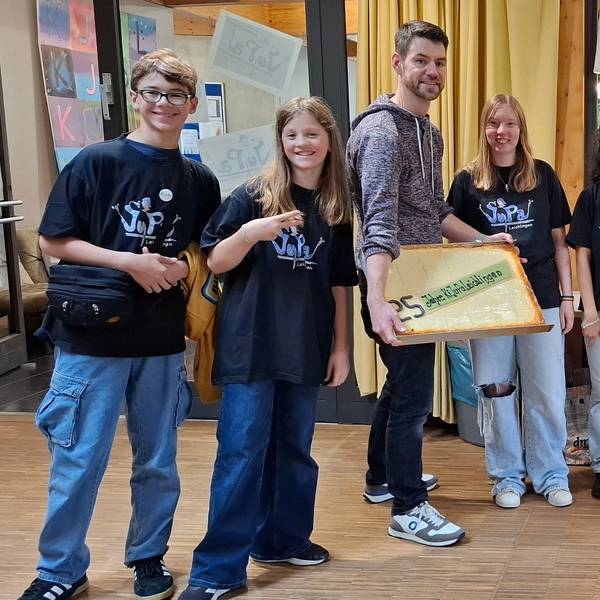 Erwachsene und Jugendliche feiern den 25. Geburtstag des Kinder- und Jugendparlaments Leichlingen