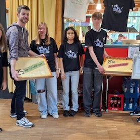 Erwachsene und Jugendliche feiern den 25. Geburtstag des Kinder- und Jugendparlaments Leichlingen