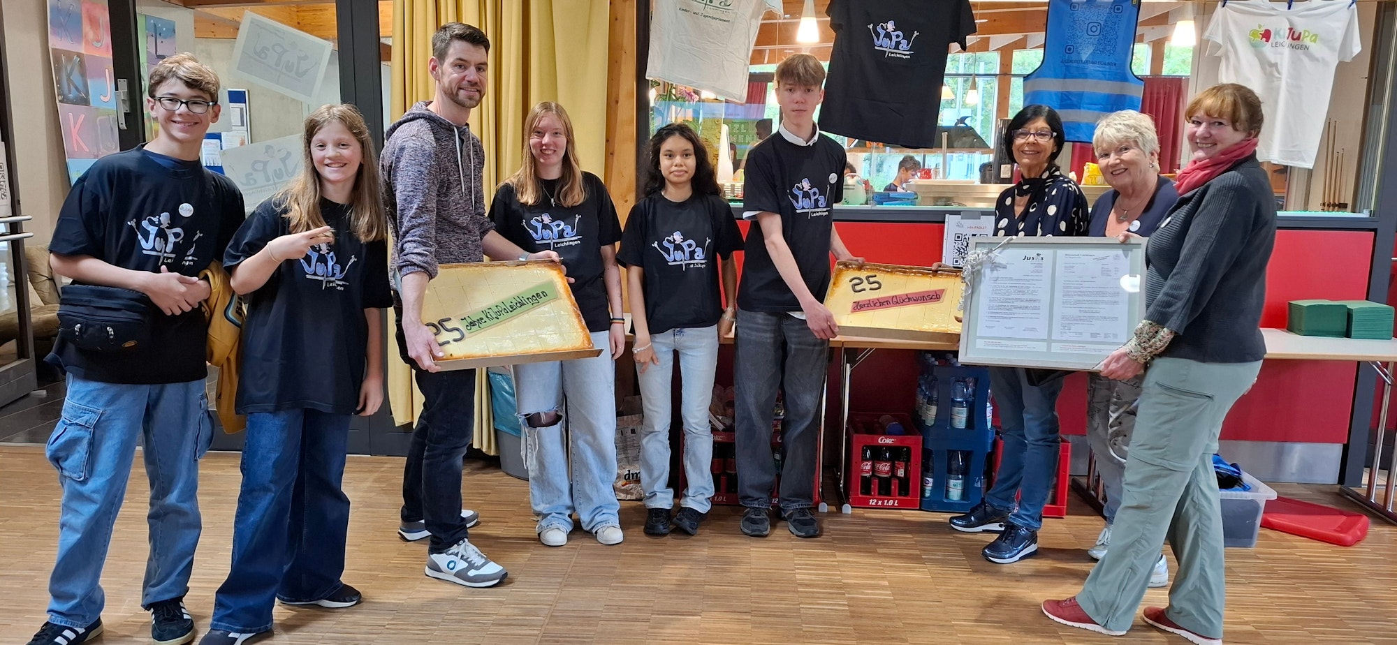 Erwachsene und Jugendliche feiern den 25. Geburtstag des Kinder- und Jugendparlaments Leichlingen