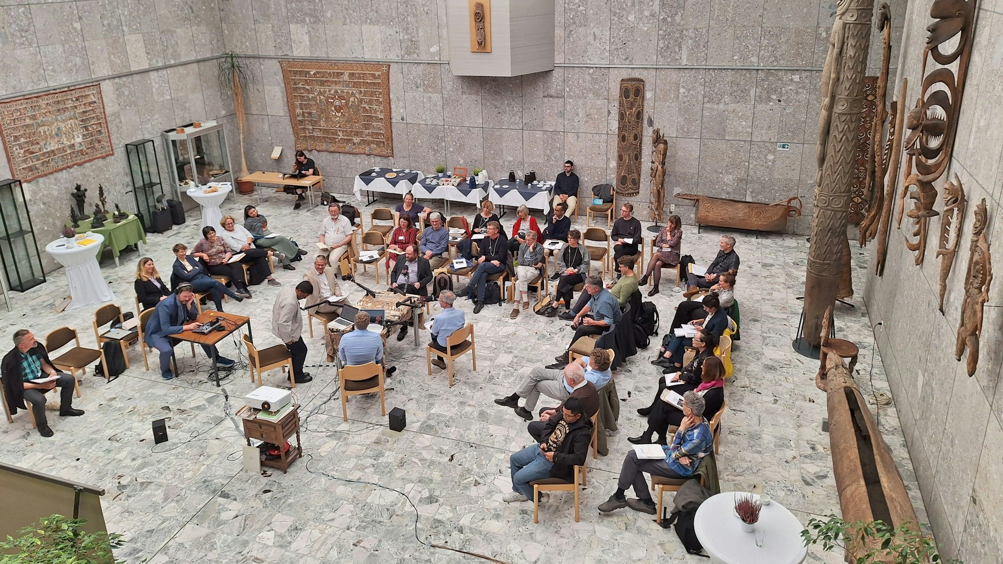 Die Räume des Museums „Haus Völker und Kulturen“ werden zurzeit nur von Wissenschaftlern genutzt. Das Bild zeigt ein Symposium im Innenhof. Im Hintergrund hängt das große Kalamkari-Wandtuch.