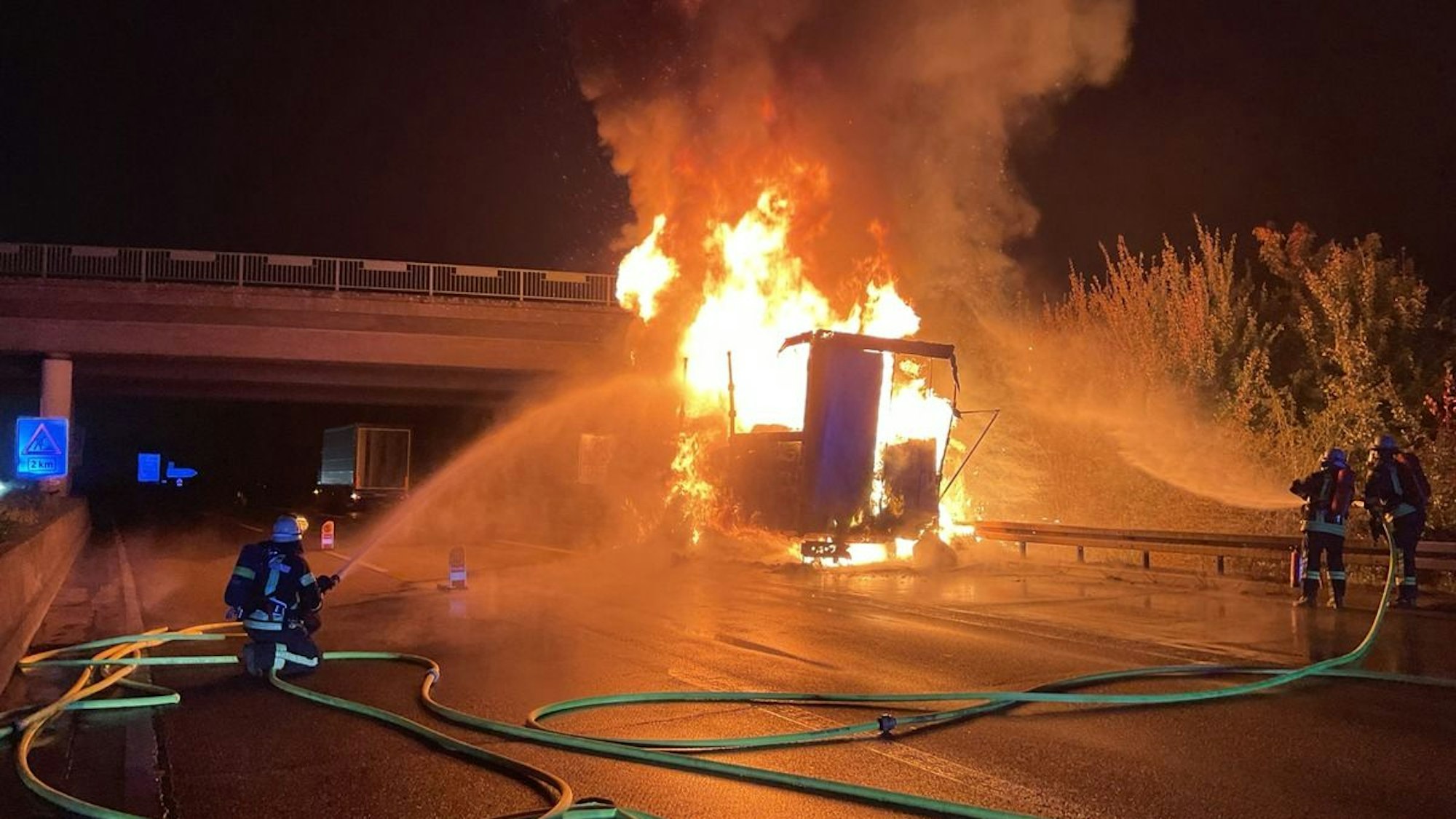 Der brennende Anhänger eines Lkw auf der A59.