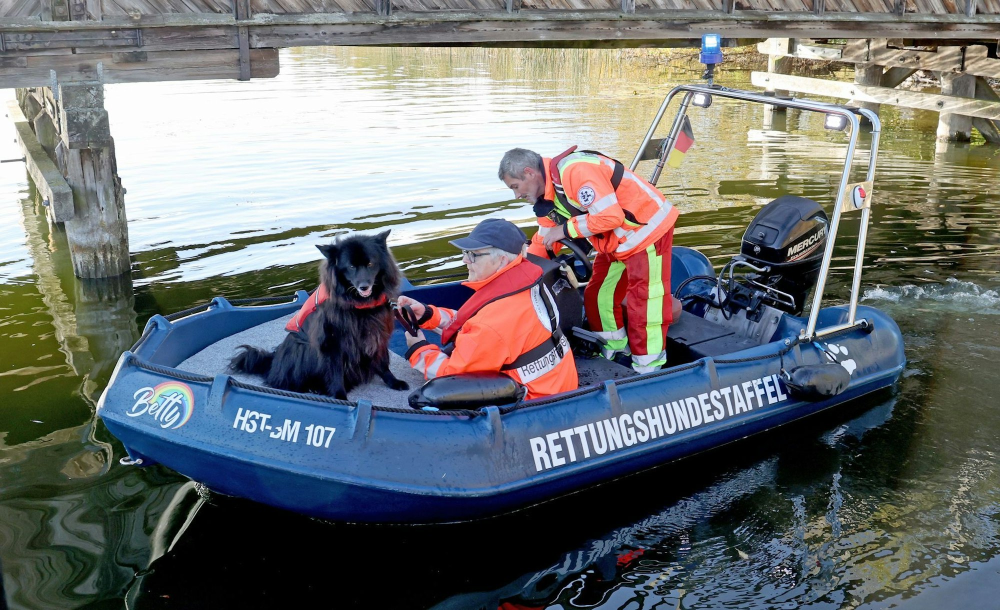 Am Montag wurde auch vom Wasser aus nach dem vermissten Fabian gesucht.