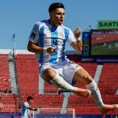 Futbol, Argentina vs Nigeria. Mundial sub 20, Chile 2025. El jugador de Argentina Alejo Sarco celebra tras marcar un gol contra Nigeria durante un partido de eliminacion directa de los octavos de final del mundial sub 20 realizado en el estadio Nacional de Santiago, Chile. 08/10/2025 Andres Pina/Photosport Football, Argentina vs Nigeria. U-20 World Cup Championship. Argentinas player Alejo Sarco celebrates after scoring against Nigeria during a U-20 World Cup, round of 16 knock out match, at the Nacional stadium in Santiago, Chile. 08/10/2025 Andres Pina/Photosport Argentina vs Nigeria, mundial sub 20 Chile 2025 PUBLICATIONxNOTxINxCHI