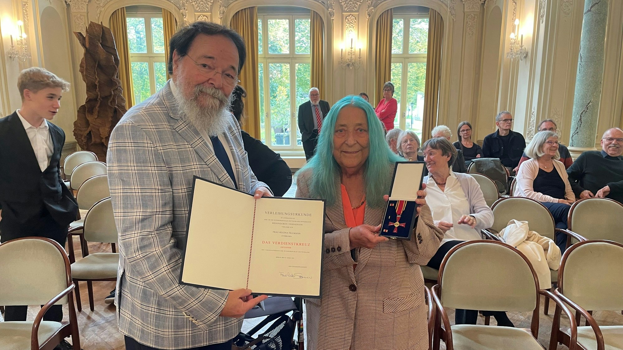 Regina Tillmann und Bürgermeister Bernhard Marewski mit dem Bundesverdienstkreuz.