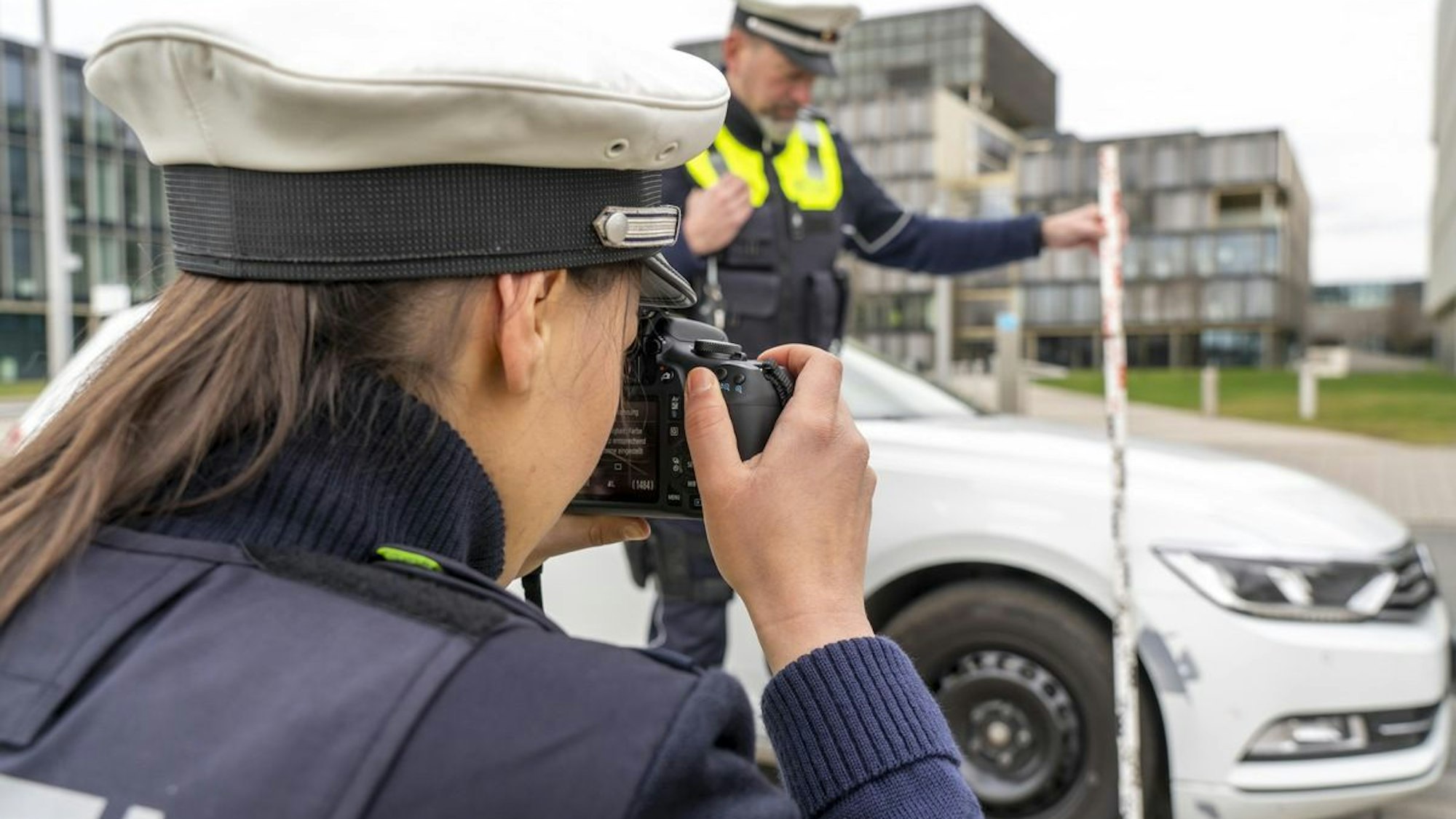 Ein Blaulicht auf einem Polizeiauto (Symbolbild).