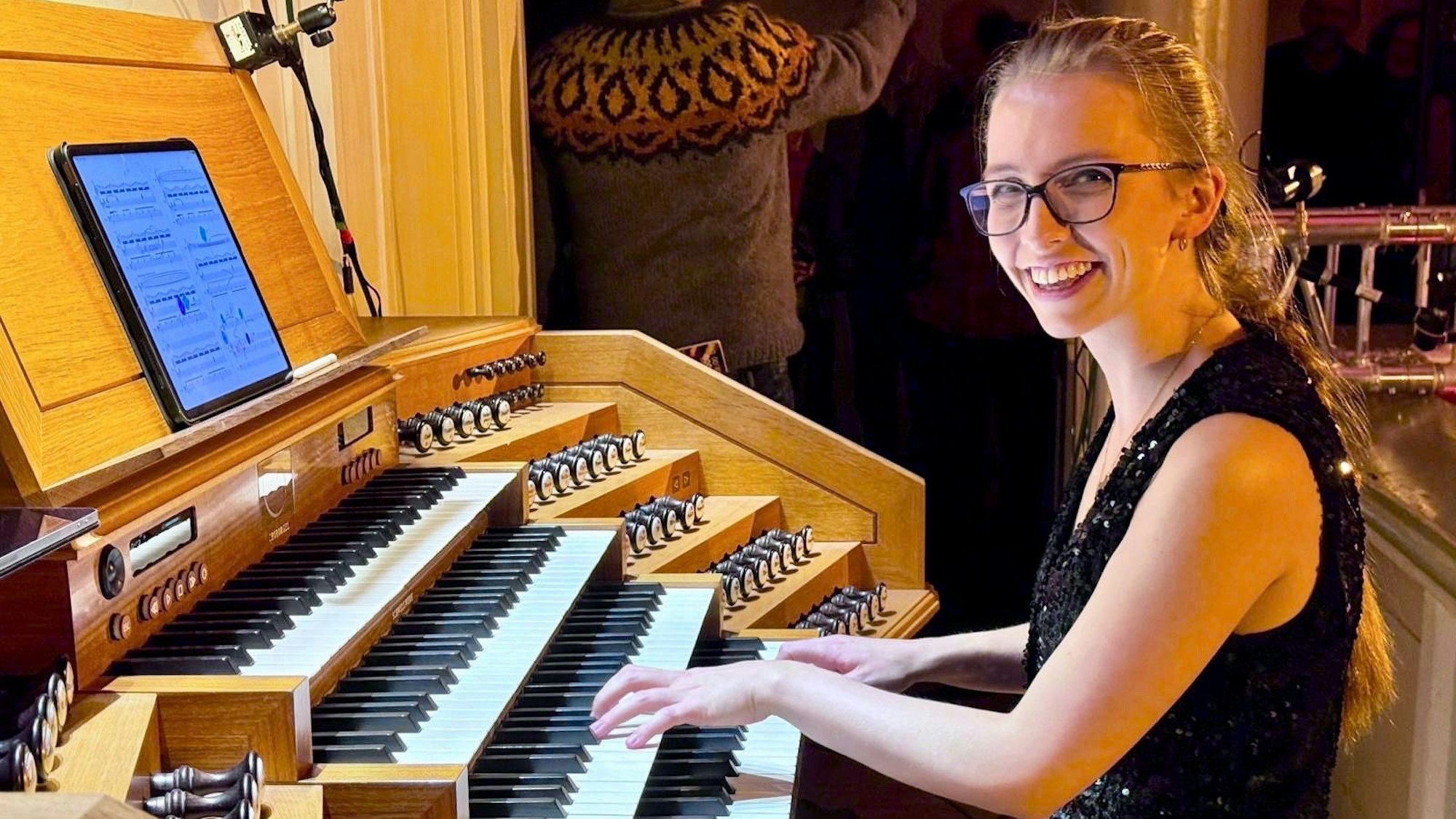 Anna Lapwood an der Orgel in Troisdorf-Sieglar.