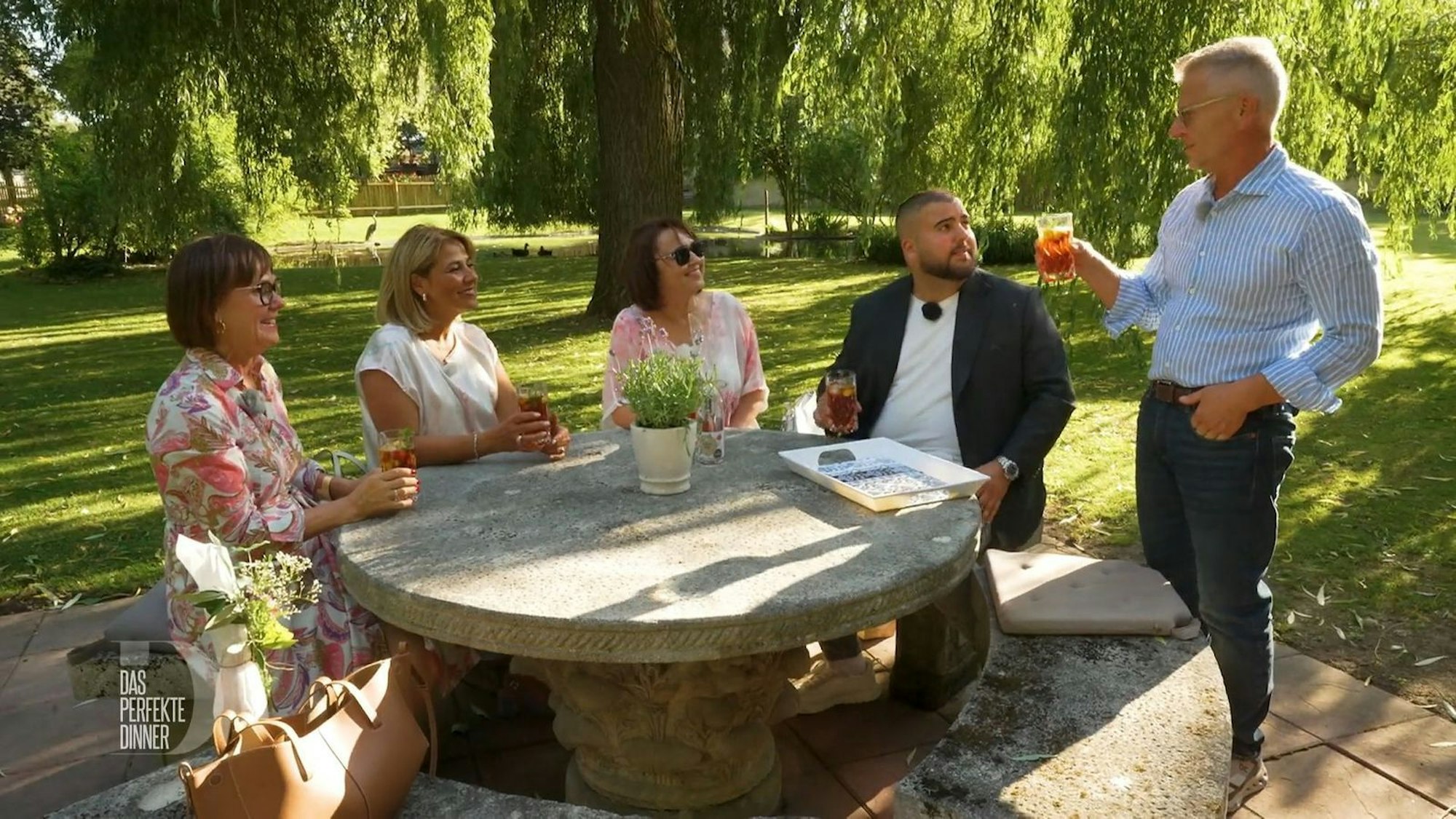 In Reiners Gartenpark lernen sich alle kennen, von links: Jasna, Jeannie, Ella, Baris und Reiner.
(Bild: RTL)