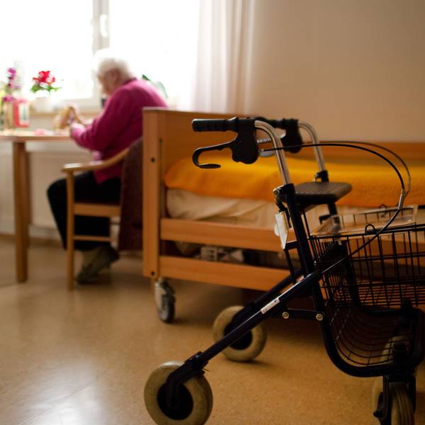 In Pflegeheimen ist der Umgang mit Demenzerkrankten ein Drahtseilakt: Wie viel autonome Entscheidungsfreiheit kann man den Betroffenen gewähren?