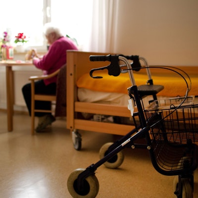 In Pflegeheimen ist der Umgang mit Demenzerkrankten ein Drahtseilakt: Wie viel autonome Entscheidungsfreiheit kann man den Betroffenen gewähren?