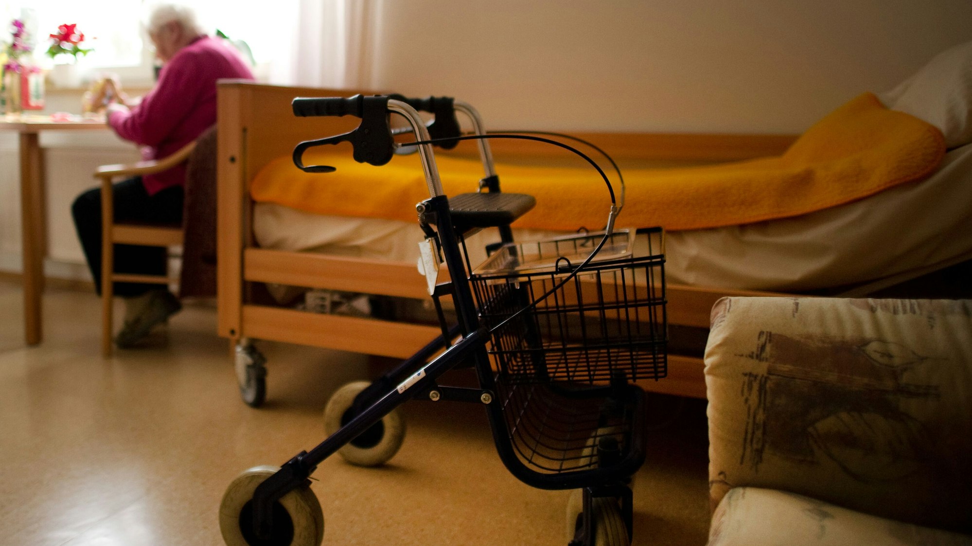 In Pflegeheimen ist der Umgang mit Demenzerkrankten ein Drahtseilakt: Wie viel autonome Entscheidungsfreiheit kann man den Betroffenen gewähren?