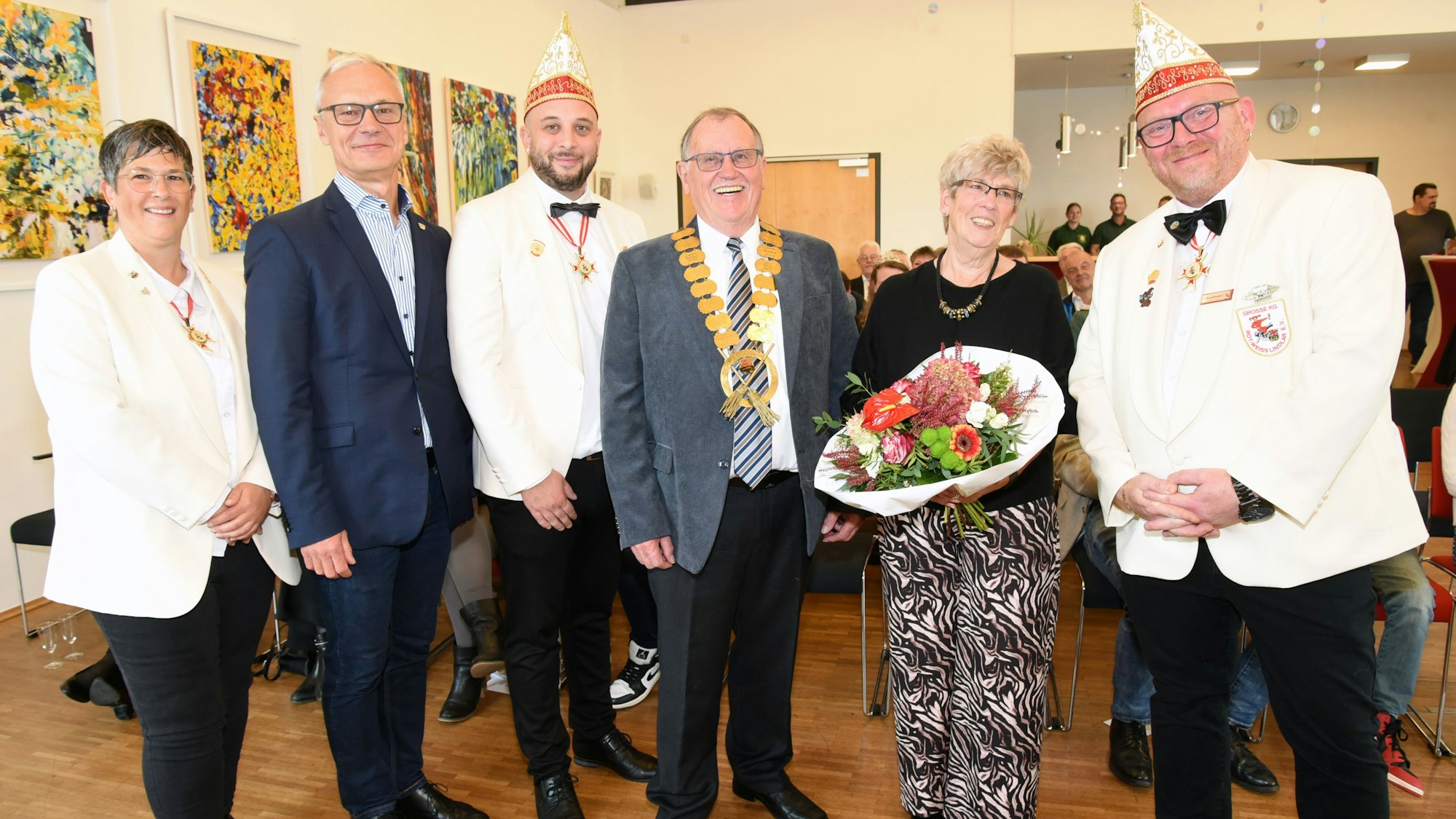Das Foto zeigt die Verleihung des Bessemsbenger-Ordens an Herbert Schmitz.