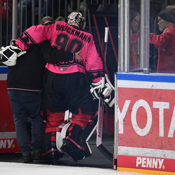 12.10..2025, xophax, DEL Deutsche Eishockey Liga Saison 2025 / 2026 Kölner Haie KEC gegen Iserlohn Roosters Kölner Torwart Felix Brückmann muss vom Platz getragen werden Koeln *** 12 10 2025, xophax, DEL Deutsche Eishockey Liga Saison 2025 2026 Kölner Haie KEC vs Iserlohn Roosters Cologne goalkeeper Felix Brückmann has to be carried off the pitch Cologne