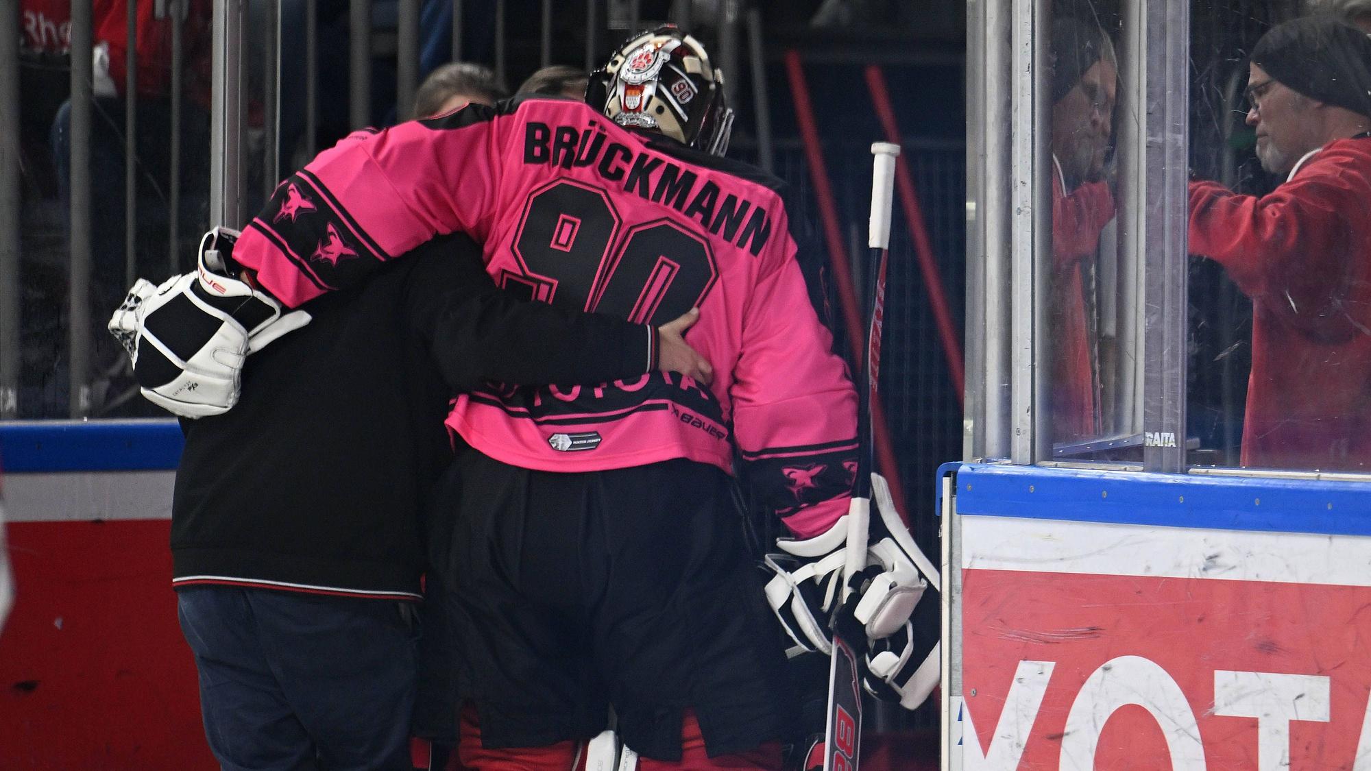 12.10..2025, xophax, DEL Deutsche Eishockey Liga Saison 2025 / 2026 Kölner Haie KEC gegen Iserlohn Roosters Kölner Torwart Felix Brückmann muss vom Platz getragen werden Koeln *** 12 10 2025, xophax, DEL Deutsche Eishockey Liga Saison 2025 2026 Kölner Haie KEC vs Iserlohn Roosters Cologne goalkeeper Felix Brückmann has to be carried off the pitch Cologne