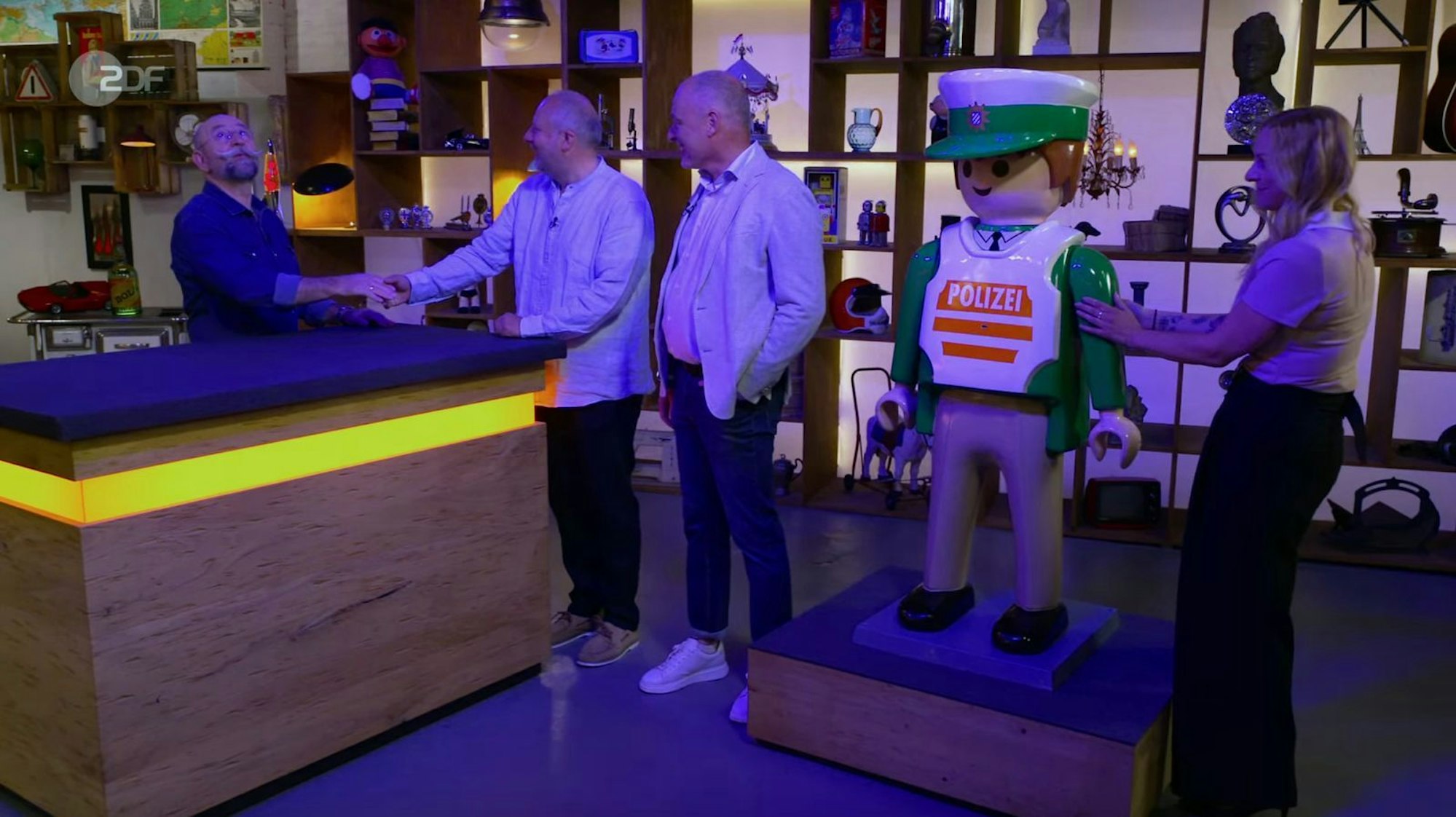 Horst Lichter konnte am Montag bei „Bares für Rares“ seine Begeisterung für einen Playmobil-Polizisten kaum zügeln. (Bild: ZDF)
