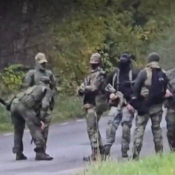 Russische Soldaten stehen vermummt und ohne Hoheitszeichen auf einer Straße nahe der Grenze zu Estland – und wecken Erinnerungen an die „kleinen grünen Männchen“ auf der Krim im Jahr 2014.