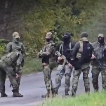 Russische Soldaten stehen vermummt und ohne Hoheitszeichen auf einer Straße nahe der Grenze zu Estland – und wecken Erinnerungen an die „kleinen grünen Männchen“ auf der Krim im Jahr 2014.