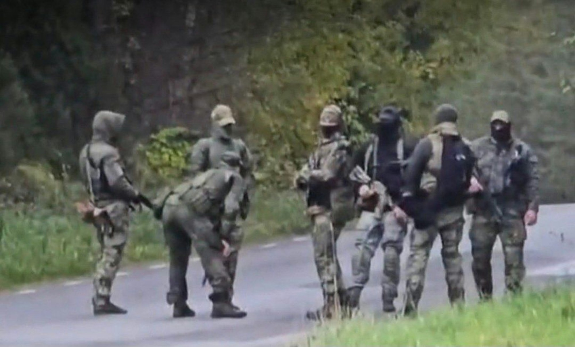 Russische Soldaten stehen vermummt und ohne Hoheitszeichen auf einer Straße nahe der Grenze zu Estland – und wecken Erinnerungen an die „kleinen grünen Männchen“ auf der Krim im Jahr 2014.