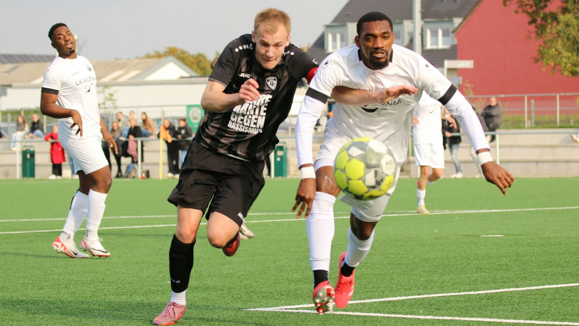 Das Bild zeigt den Torschützen der JSG Erft Euskirchen im Duell mit Bessenichs Torschützen Smart.